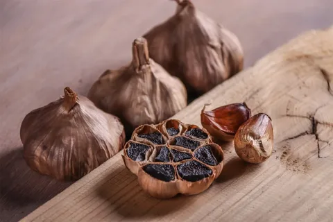 تصویر 1 از سیر سیاه خشک مناسب پخت‌ و پز و سالاد های مدرن